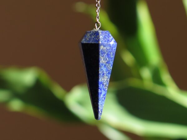 Poludragi kamen Lapis lazuli čini prikazani visak