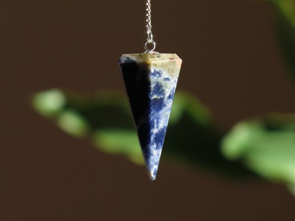 Visak od kristala Sodalita s lančićem od nehrđajućeg čelika