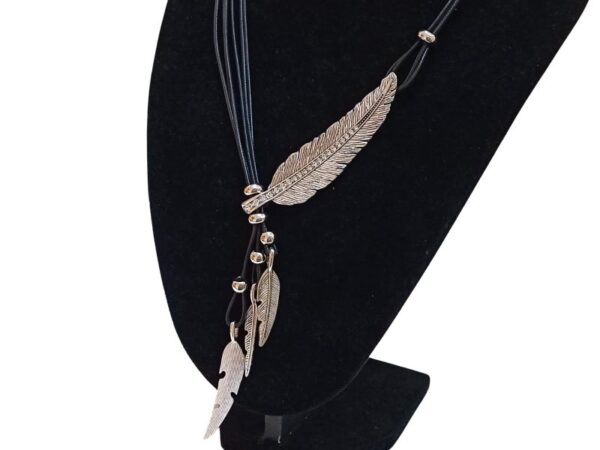 Ogrlice sa zlatnim i srebrnim perima koje simboliziraju vječnu slobodan let