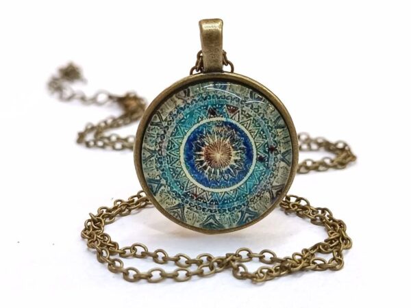 Amulet ogrlica sa simbolom sunca. Sadrži metalni lančić bakrene boje