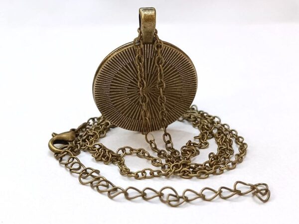 Ogrlica Amulet koja prikazuje sunce- simbol svjetlosti i nade
