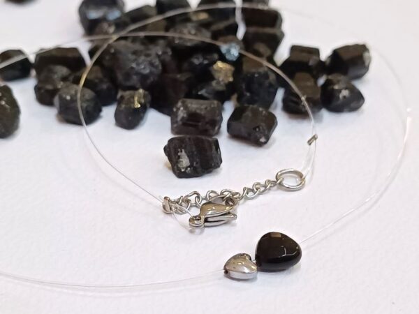 Ogrlica na sajli s privjeskom u obliku srca izrađenom od poludragog kamena Oniksa