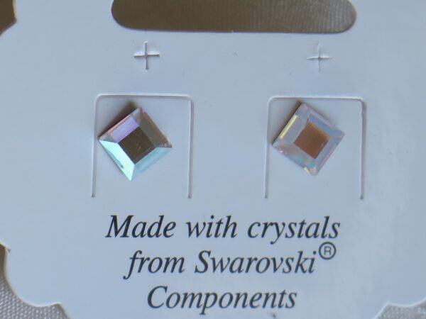Naušnice originalnog izgleda izrađene su sa Swarovski kristalima.
