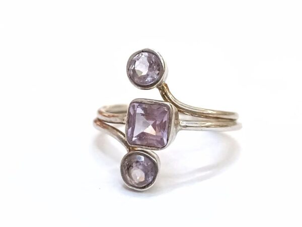 Srebrni prsten od Ametista, nježnih ljubičastih nijansi i zanimljiva oblika.