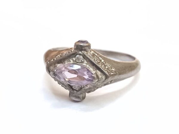 Srebrni prsten od poudragog kamena Ametista i srebra 925 finoće.