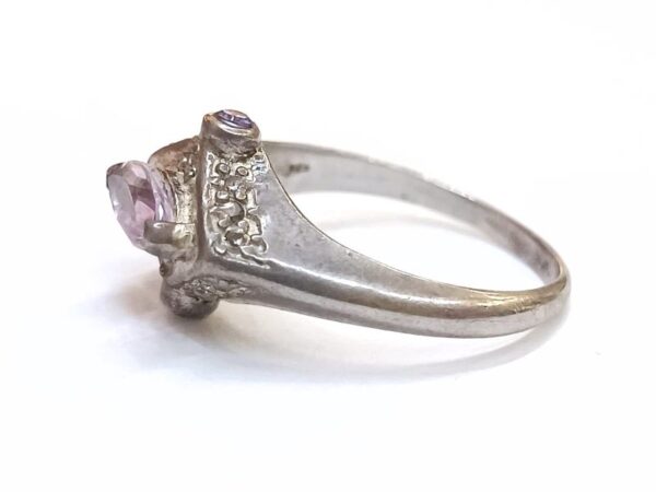Srebrni prsten od Ametista i srebra 925 finoće. Divnih ljubičastih nijansi i tonova.