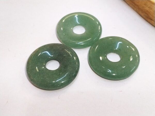 Zeleni Aventurin poludragi kamen kao okrugli privjesak za lančić