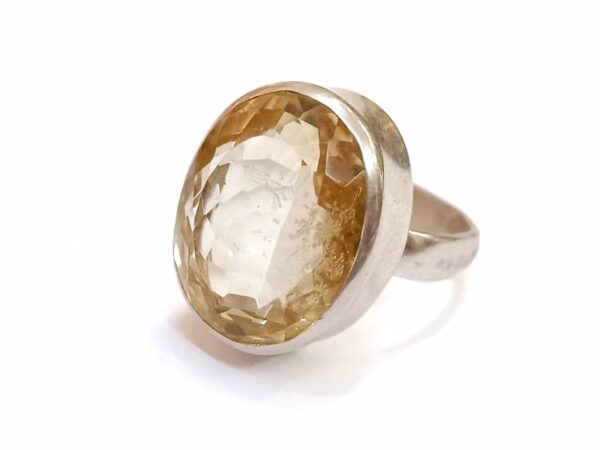 Srebrni prsten od poludragog kamena Citrina, prozirnih žutih nijansi i tonova.