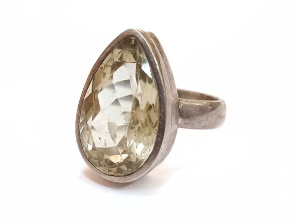 Srebrni prsten od poludragog kamena Citrina i srebra 925 finoće. Kamen je ovalnog oblika, žute boje i odlične prozirnosti.