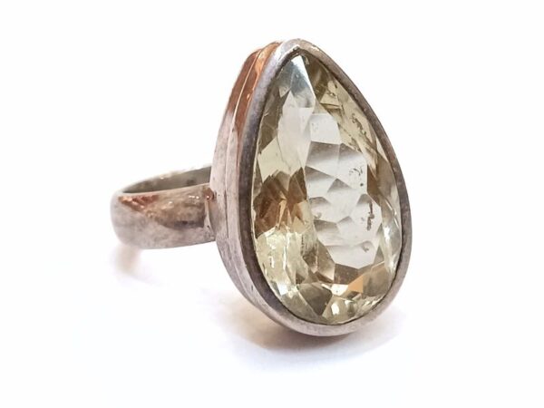 Srebrni prsten od poludragog kamena Citrina,ovalnog oblika.