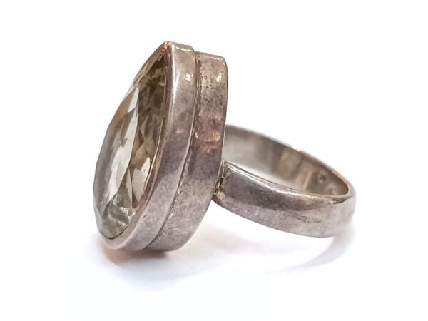 Prsten izrađen od poludragog kamena Citrina i srebra 925 kakvoće.
