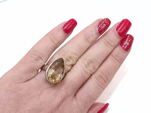 Poludragi kamen Citrin, odlične prozirnost i žutih nijansni krasi prsten od srebra 925.