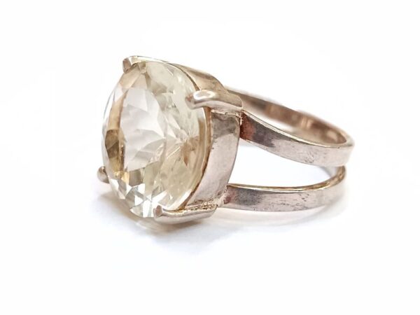 Poludragi kamen Gorski kristal krasi prsten od srebra 92 finoće.