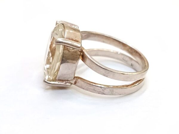 Gorski kristal poludragi kamen na prstenu od srebra 925 finoće. Odlične prozirnosti i visokog sjaja.