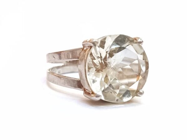 Srebrni prsten od dragocijenog poludragog kamena Gorskog kristala. Odlične prozirnosti i visokog sjaja.