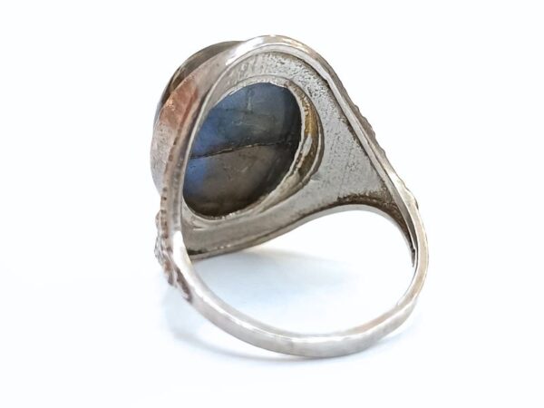 Srebrni prsten proizveden od poludragog kamena Labradorita i srebra 925 finoće