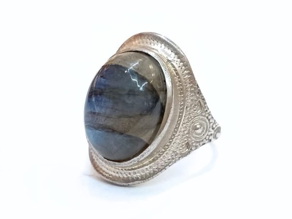 Prsten izrađen od poludragog kamena Labradoritai srebra 925 kakvoće
