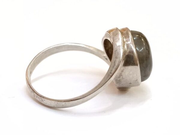 Poludragi kamen Labradorit krasi srebrni prsten zanimljivog oblika