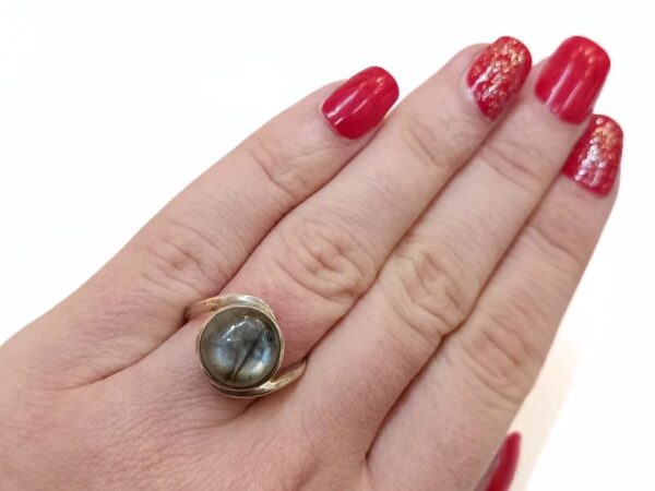 Srebrni prsten od poludragog kamena Labradorita, lijepih plavih nijansi.