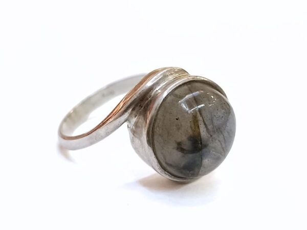 Srebrni prsten od poludragog kamena Labradorita