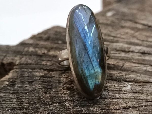 Poludragi kamen Labradoritkrasi srebrni prsten divnih plavih nijansi