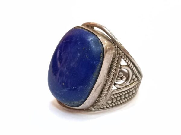 Poludragi kamen Lapis Lazuli krasi prsten od srebra 925 finoće
