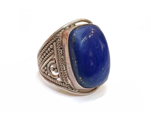 Srebrni prsten izrađen od poludragog kamena Lapis Lazulija, divnih kraljevsko plavih boja.