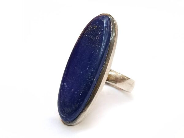 Srebrni prsten od poludragog kamena Lapis Lazulija. Duguljastoj je oblika i kraljevsko plave nijanse.