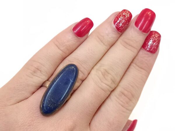 Prekrasan srebreni prsten izrađen od kristala Lapis Lazulija,divnih plavih tonova i zanimljivog oblika.