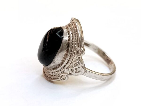 Unikatan prsten izrađen od poludragog kamena Oniksa i srebra