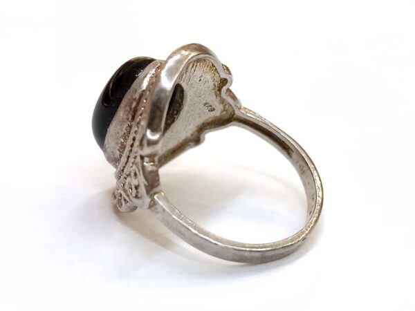 Prsten izrađen od srebra i Oniksa