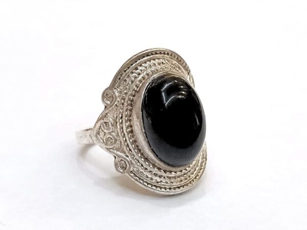 Prsten izrađen od poludragog kamena Oniksa i srebra 925 finoće