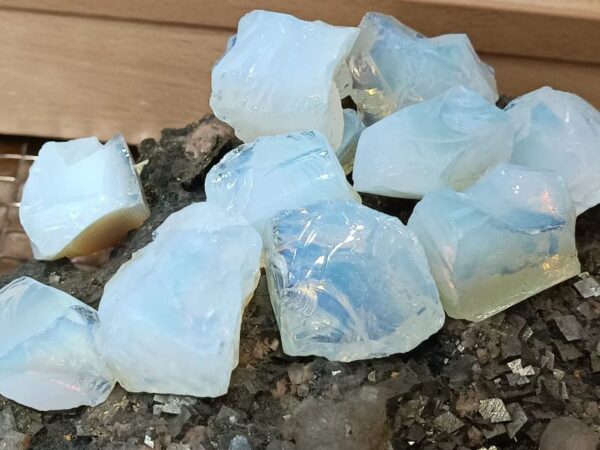 Sirovi oblutci kristala Opalita
