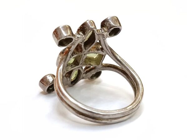 Periodot srebrni prsten lijepih zelenih nijansi