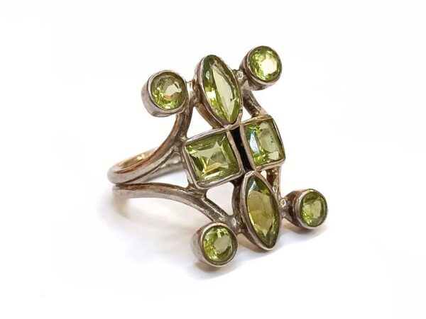 Srebrni prsten Peridot zelenih nijansi i tonova