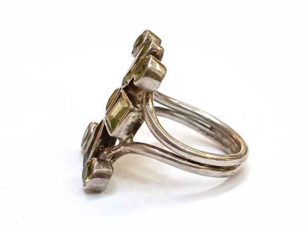 Prsten izrađen od poludragog kamena Peridota i srebra 925 finoće