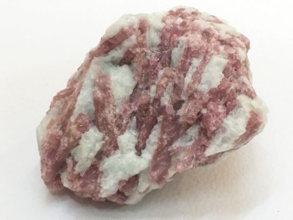 Poludragi kamen Rubelit kao neobrađeni kristal