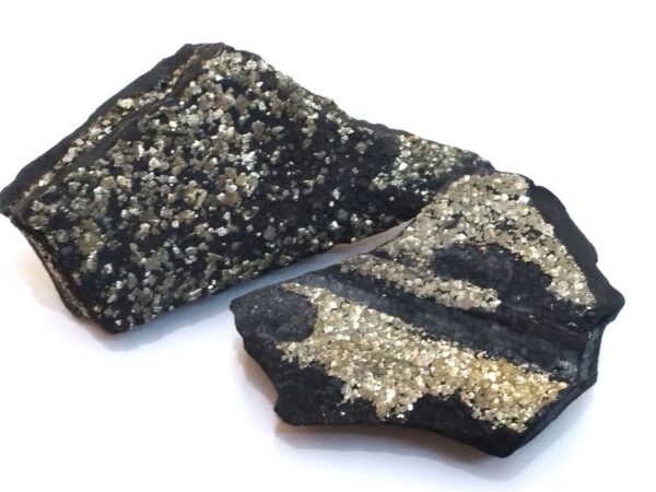 Prirodni ulomci meteorita Šungita s kristalima Pirita