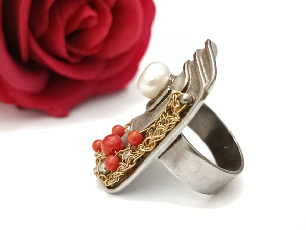 Jedinstven srebrni prsten od jadranskog Koralja, bisera i srebra. Tradicijski nakit jedinstvene ljepote za dame sa stilom.
