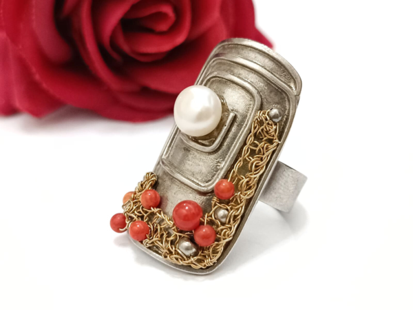 Jadranski crveni Koralj unikatan prsten od srebra 925 finoće s perlom od kultiviranog Bisera. Bezvremenski nakit hrvatske tradicije