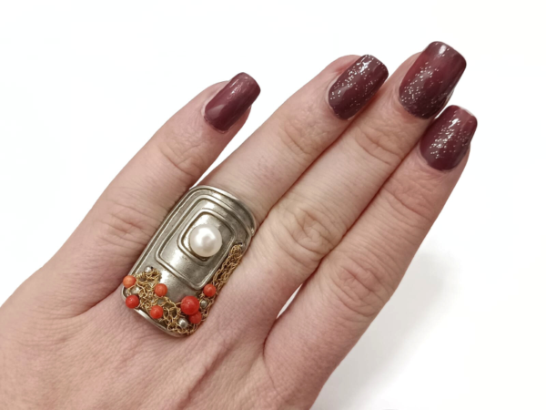 Jedinstven srebrni prsten od jadranskog Koralja, bisera i srebra. Tradicijski nakit jedinstvene ljepote za dame sa stilom.
