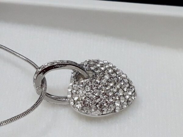 Lijepa ogrlica od Swarovski kristala, svjetlucavih bijelih tonova i nijansi