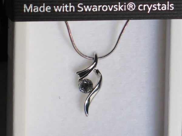 Ogrlica izrađena je od Swarovski kristala. On je bijelo-prozirnih tonova i zanimljive refleksije.