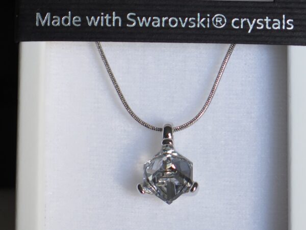 Ogrlica sa Swarovski kristalom za sve prigode u obliku prozirno bijele kockice.