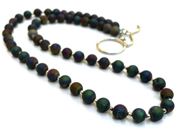 Ahat ogrlica od predivnih perli-druza u duginim bojama