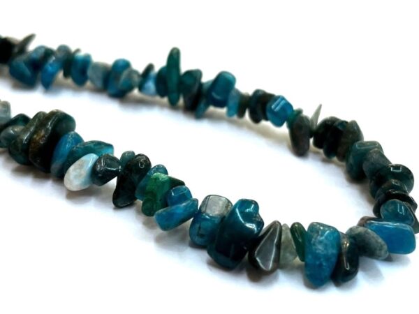 Ogrlica od nepravilnih perli kristala Apatita plave boje