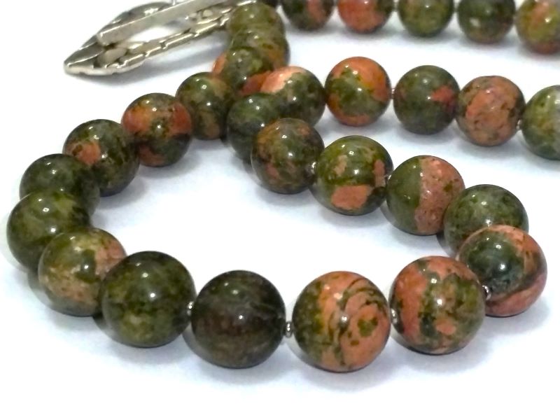 Poludragi kamen Epidot ogrlica s ukrasnom kopčom