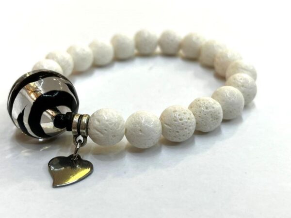Ručno izrađena kraljna narukvica od bijelog Koralja, ukrasnom perlom i privjeskom u obliku srca.
