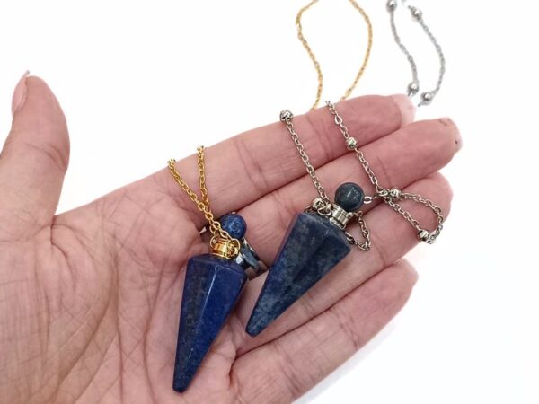 Poludragi kamen Lapis Lazuli krasi prirodan visak plavih boja