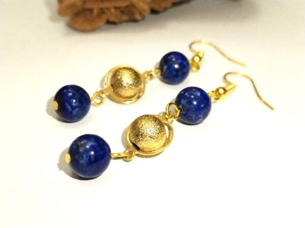 Viseće naušnice zlatne boje s poludragim kamenom Lapis lazuli